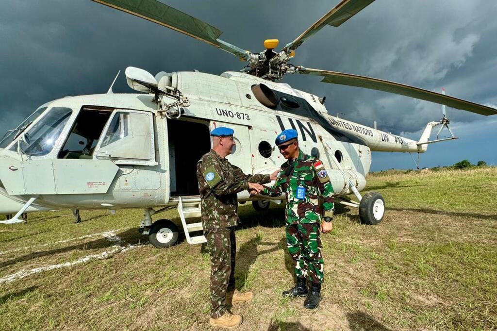 巴西将军乌利塞·德·梅斯基塔·戈梅斯,联合国和平部队指挥官在刚果民主共和国 (左),在联合国直升机前
